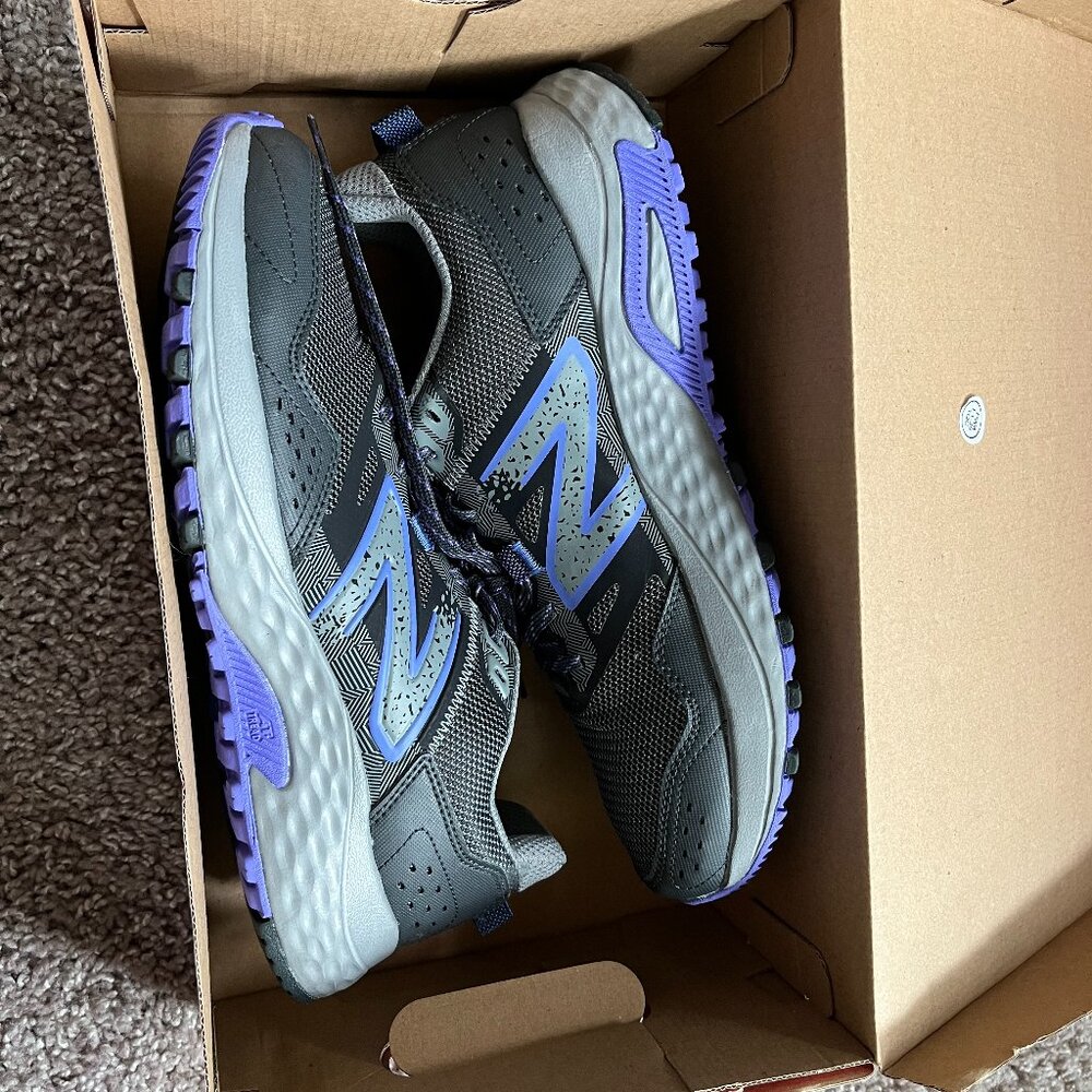 New in Box Balance 410v8 trail running shoe, grey blue, sz 10 women's